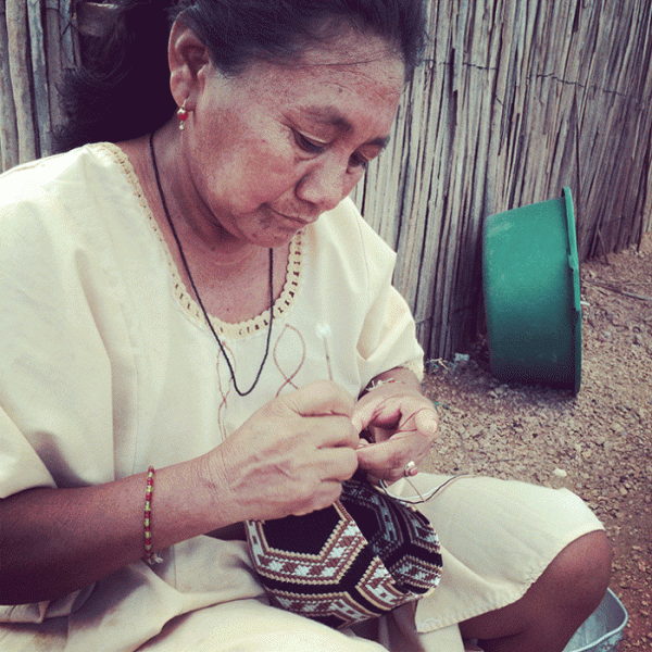 Wayúu woman making a mochila. Photo courtesy TheFashionRevolution.org